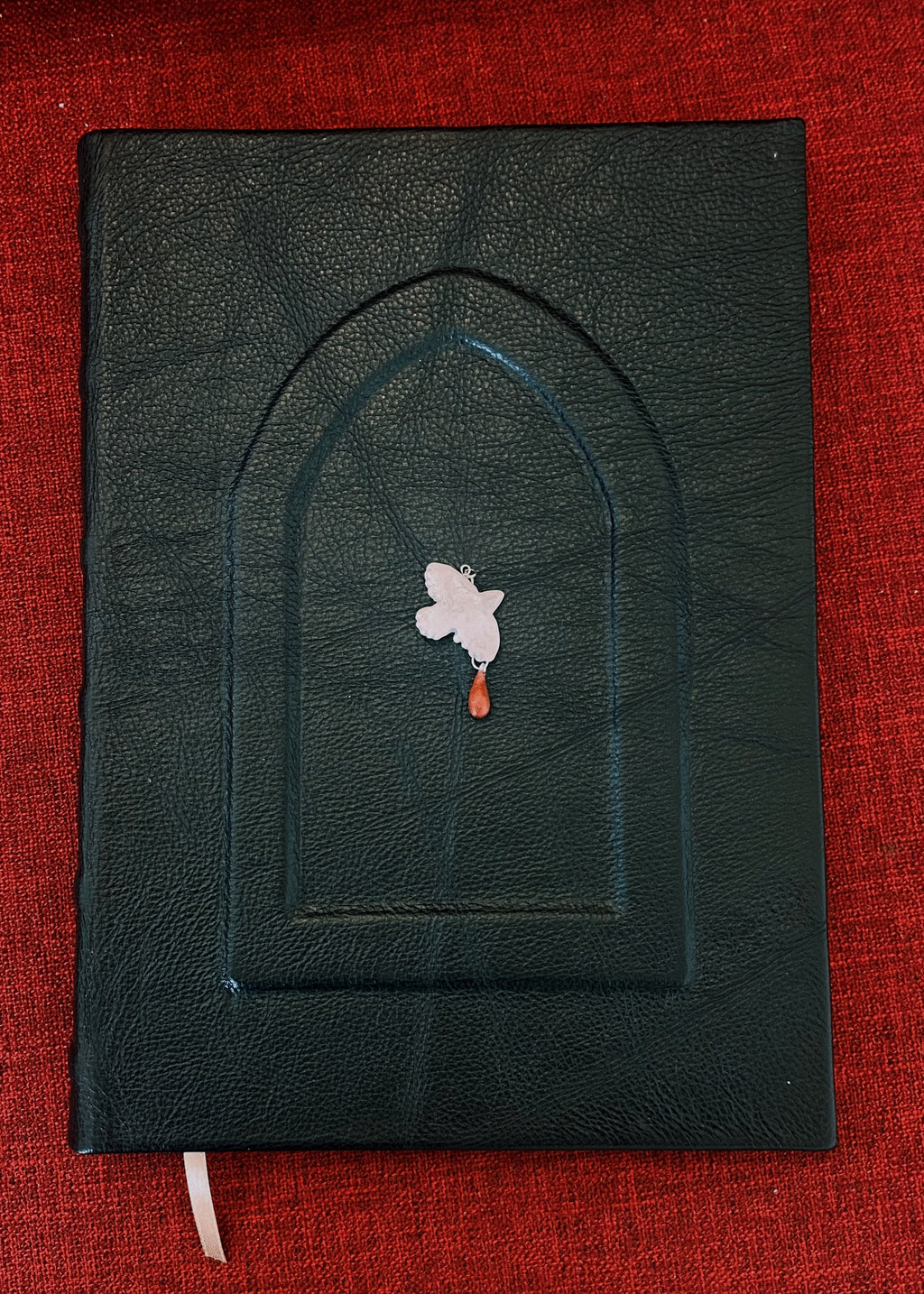 Duvan - svart bok i läder